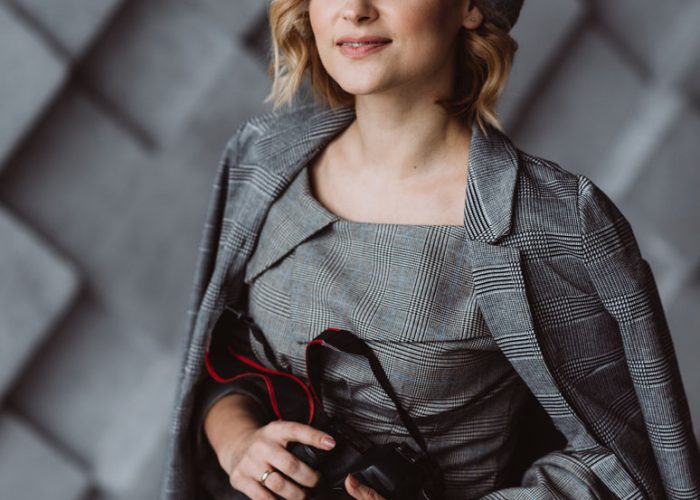 woman-photographer-with-a-camera-in-her-hand-6SBHMRE